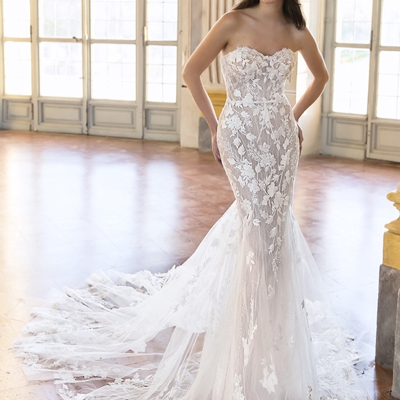 Elegant White Lace Strapless Wedding Dress